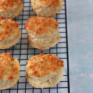 Cheddar&chive scone